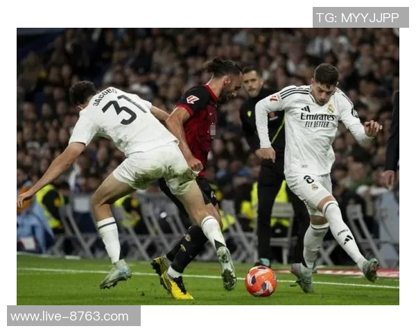 西甲最新动态皇马暂时领先巴萨今晚迎战塞维亚挑战 西甲最新动态皇马暂时领先巴萨今晚迎战塞维亚挑战