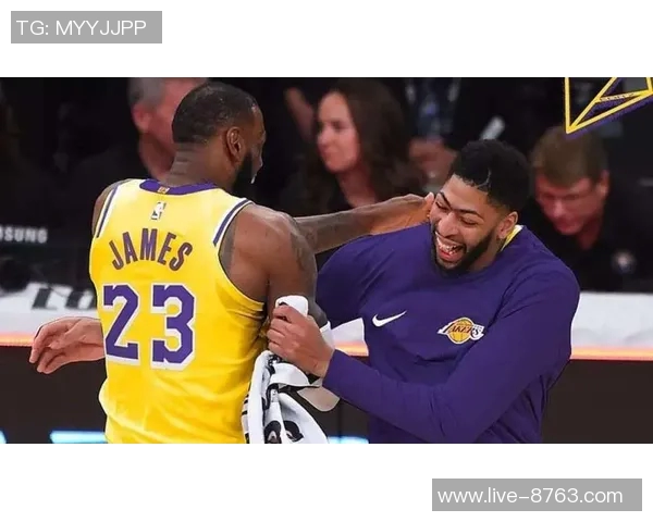 帕金斯对浓眉身材变化的看法:树立榜样保持良好体型的重要性 帕金斯对浓眉身材变化的看法:树立榜样保持良好体型的重要性