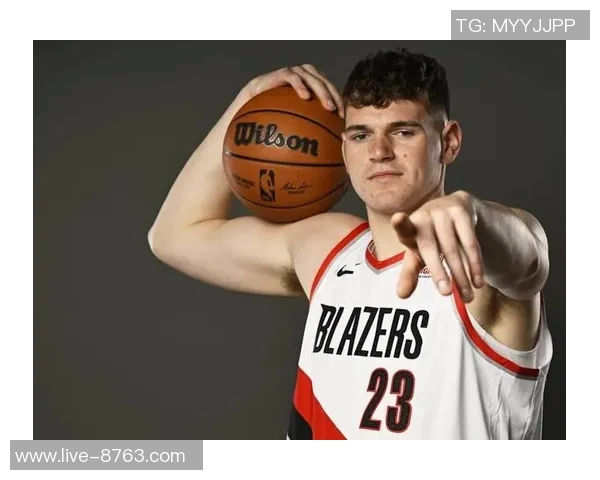 克林根谈与杨瀚森默契配合每日争抢篮板共同提升技艺 克林根谈与杨瀚森默契配合每日争抢篮板共同提升技艺