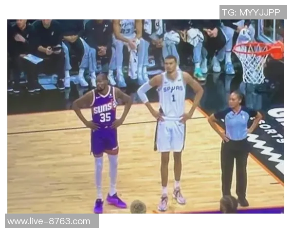 文班亚马篮下强势封盖卡明斯基震撼全场引发热议 文班亚马篮下强势封盖卡明斯基震撼全场引发热议