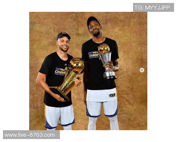 追梦与库里携手共进各展风采共同引领球队的精彩旅程 追梦与库里携手共进各展风采共同引领球队的精彩旅程