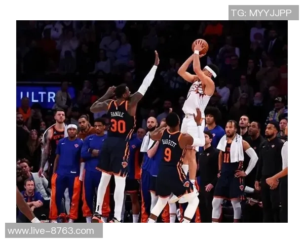 布克上半场表现出色14分9助攻展现控卫风范引领球队进攻 布克上半场表现出色14分9助攻展现控卫风范引领球队进攻