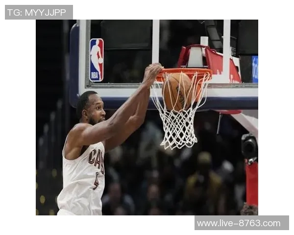 小莫布里首秀表现亮眼18分钟内贡献12分6板2助助力球队胜利