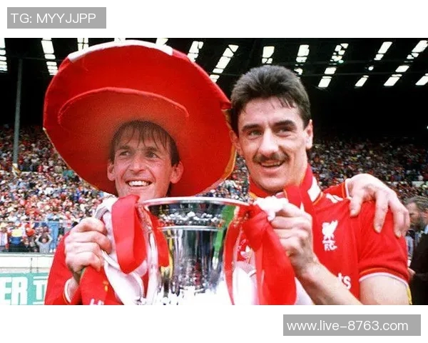 64岁红军名宿拉什与16岁女友订婚焕发新生活激情 64岁红军名宿拉什与16岁女友订婚焕发新生活激情